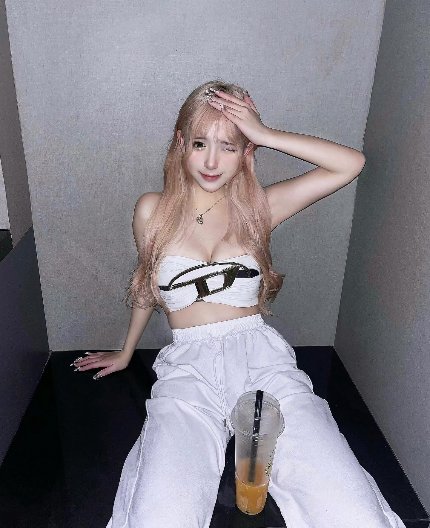 留学生约炮约爱加line：qj98877一条龙服务了